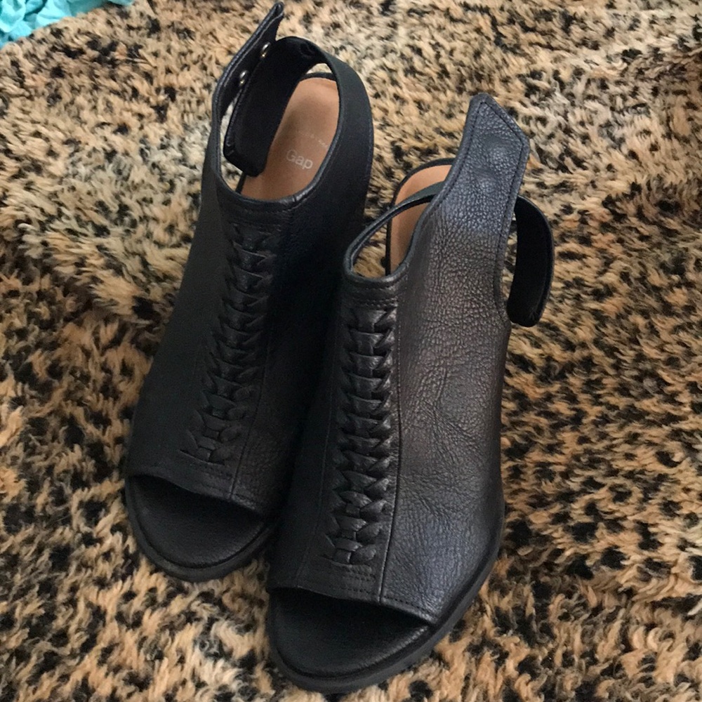 Black wedges!